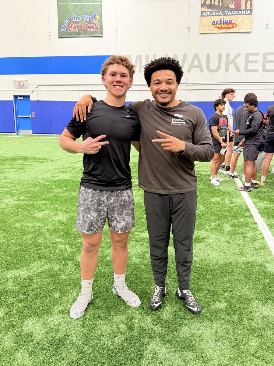 Thank you <a href="/JayVianFarr/">JayVían Farr☔️</a> for taking time to come to my 7v7 practice today! I appreciate the coaching and learned so much!