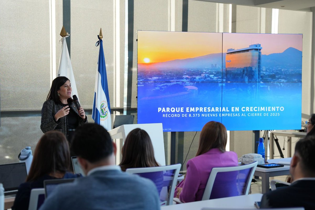 VCpresidenciaSV's tweet photo. La Escuela Superior de Innovación en la Administración Pública (ESIAP) recibió a la Ministra de Economía, Sra. Maria Luisa Hayem (@MariaLuisaHayem), quien impartió una inspiradora masterclass dirigida a los alumnos del programa de Maestría en Políticas Públicas del Tecnológico de Monterrey (@TecdeMonterrey).
El encuentro fue un espacio de reflexión sobre los grandes desafíos y oportunidades de la gestión pública en un contexto de transformación económica, innovación y desarrollo. La Ministra Hayem compartió la visión del Presidente Sr. Nayib Bukele (@nayibbukele) sobre el papel estratégico de la política económica para impulsar el crecimiento, la competitividad y la prosperidad de nuestro país.
Desde ESIAP, liderada por el Vicepresidente de la República, Sr. Félix Ulloa hijo (@fulloa51), se impulsa firmemente la formación de líderes públicos capaces de transformar la realidad con conocimiento, ética y visión de futuro; considerando fundamental el reconocer y promover el liderazgo de las mujeres en la administración pública. En este sentido, la Directora Ejecutiva de ESIAP, Sra. Claudia de Larin (@claudiadelarin) destacó la trayectoria y el trabajo de la Ministra Hayem como "un claro ejemplo de cómo el liderazgo femenino fortalece y transforma las instituciones, aporta nuevas perspectivas a la toma de decisiones y abre camino a las nuevas generaciones de mujeres que desean servir desde lo público".
Esta sesión forma parte de las diferentes iniciativas coordinadas junto al Decano de la Escuela de Gobierno y Transformación Pública del Tec de Monterrey (@EGobiernoyTP), Sr. Miguel Angel Santos (@miguelsantos12), para compartir conocimiento junto a líderes que destacan por su compromiso con el fortalecimiento del sector público.
En #ESIAP continuamente se construyen espacios donde el conocimiento, el liderazgo y la innovación se encuentran para formar a quienes están contribuyendo con su talento a la transformación de El Salvador. 🇸🇻