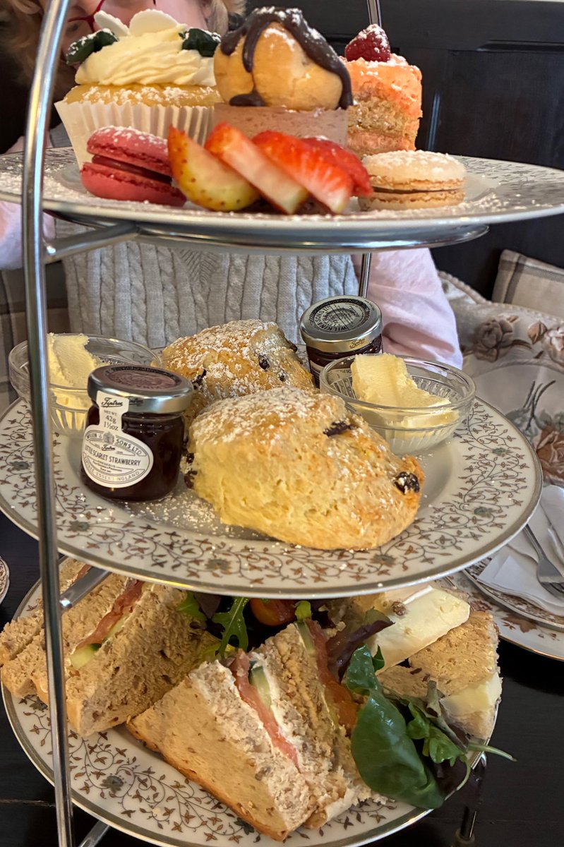 RoyalsOther's tweet photo. On Friday I had afternoon tea with a friend at the Essex Rose Tearoom in Dedham, visited last month by the King and Queen. Across the road was a very tongue in cheek blue plaque on a pub not visited by the King and Queen. https://t.co/ERBugXP0Kp