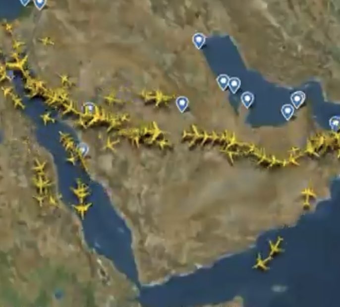 #السعودية_ملاذ_الاشقاء

ملاذ جوي وبحري وبري 
—-
الــطـائرات اللي تـبــوج  الفضاء بوج 
تــوجـهـن   لــبــلادنــا  وازبننا 
ماعاد في الدعوى عط وهات واهروج 
الموت  جــا   الركاب    منا. . ومنا 
 كلا ً ترك  واخلف  مساراته  العوج
واستأذنوا   حكامنا  في   وطــنـا  
في الجو . يزبنا   من