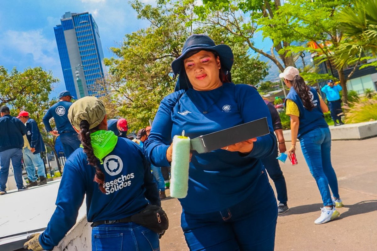 Ante los actos vandálicos realizados en las plazas publicas, plazas de las familias salvadoreñas, las heroínas de la <a href="/alcaldia_ss/">Alcaldía de San Salvador</a> han respondido con firmeza y talante, a ellas mis respetos y agradecimiento. 
¡Mujeres con valor! Mi eterna admiración, Dios las bendiga.
