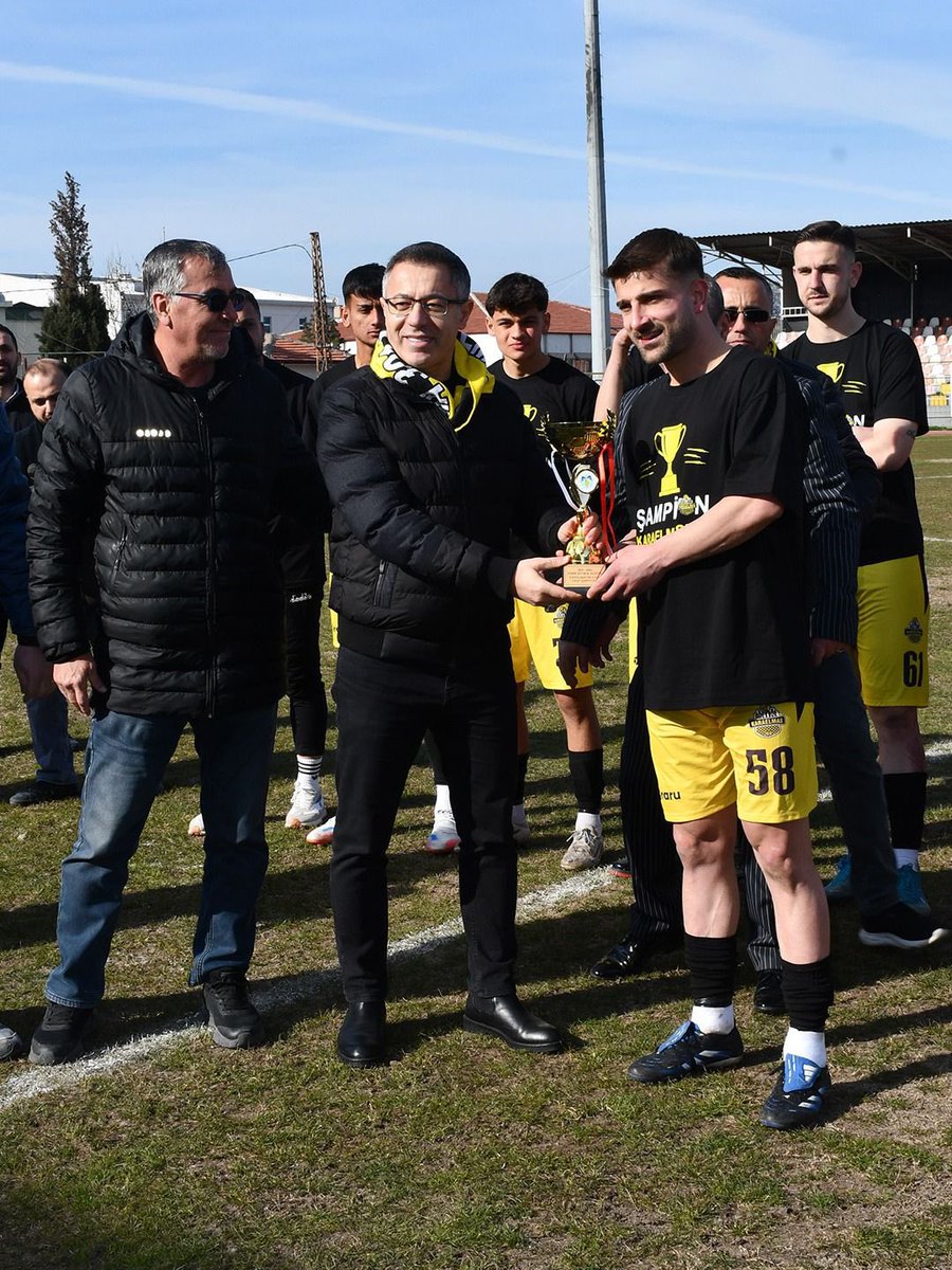 301 Karaelmasspor Şampiyon

Manisa Süper Amatör Lig’de grup şampiyonu olan 301 Karaelmasspor, Acar İdmanyurdu ile oynanan maçın ardından Soma Atatürk Stadı’nda düzenlenen törenle şampiyonluk kupasını aldı.

Kupa, İlçe Kaymakamı Ünal Koç tarafından futbolculara takdim edildi.