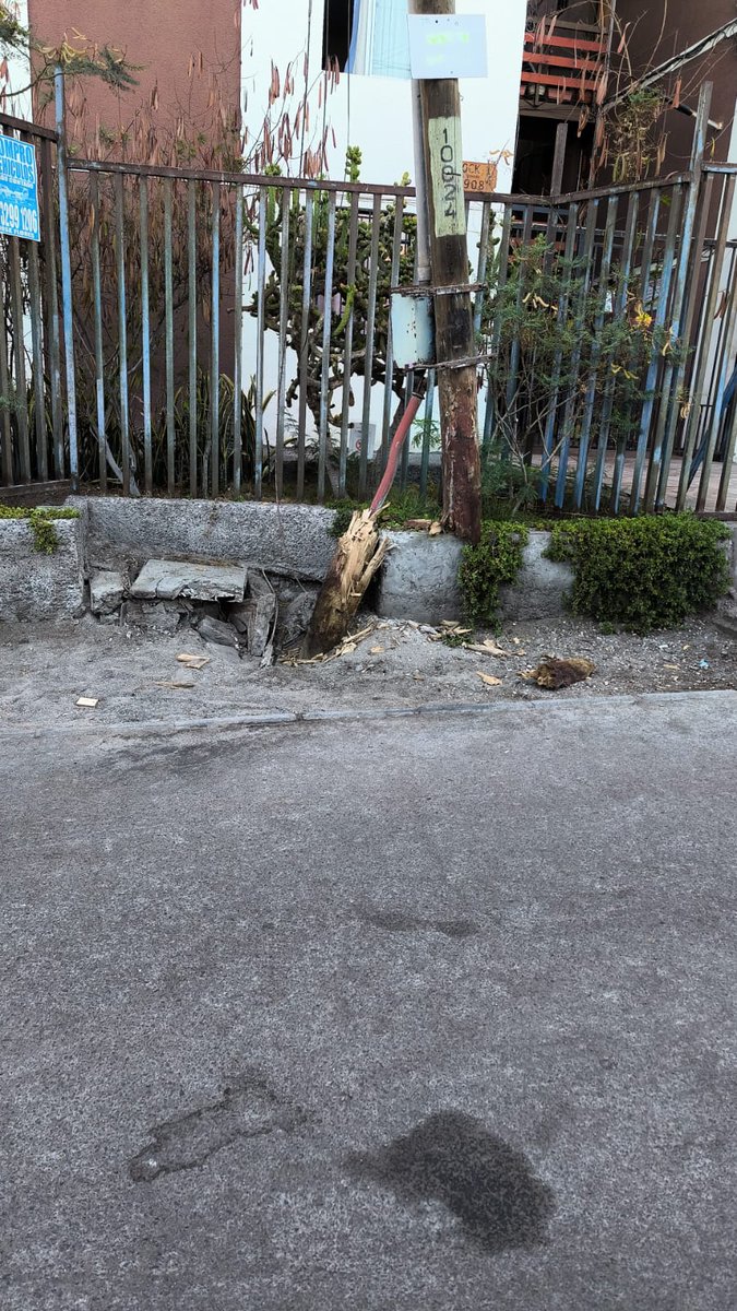 schneider_fi's tweet photo. @CGE_Clientes Así dejaron el poste desde las 10 AM https://t.co/vs5zwvrAWz