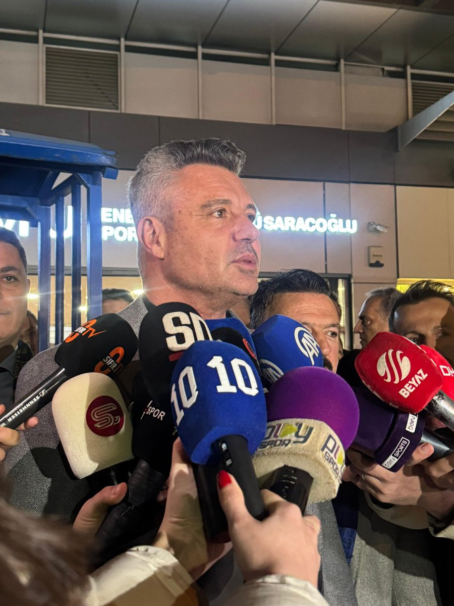 TransferMerkez's tweet photo. 🚨 Sadettin Saran: Hakemlere değinmek istiyorum. Dün de bugün de hep beraber izledik. Görüyorsunuz. Biz adil rekabet istiyoruz. Adil rekabet ortamı istiyoruz. Bu maalesef yaratılamıyor. https://t.co/fHZt59EmaC