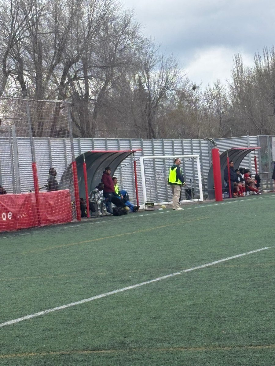 EntrenadoRffm's tweet photo. 🫂 El profesor @jesussanchezDT ha visitado al alumno del curso UEFA 🅰️ de Humanes de Madrid, Adrián Diaz, durante un partido de liga como parte de su proceso de ABR.

🤝🏻 Agradecemos a la @AD_El_Norte su colaboración. https://t.co/TYSw53hqVC