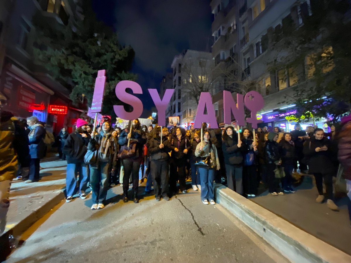 SolFeminist_'s tweet photo. 📍 İstanbul

8 Mart Dünya Kadınlar Günü’nde 
eşit ve özgür bir gelecek için sokaklardayız, feminist isyandayız! 

⭐️ yaşasın feminist mücadelemiz! https://t.co/hbVvBp4swB