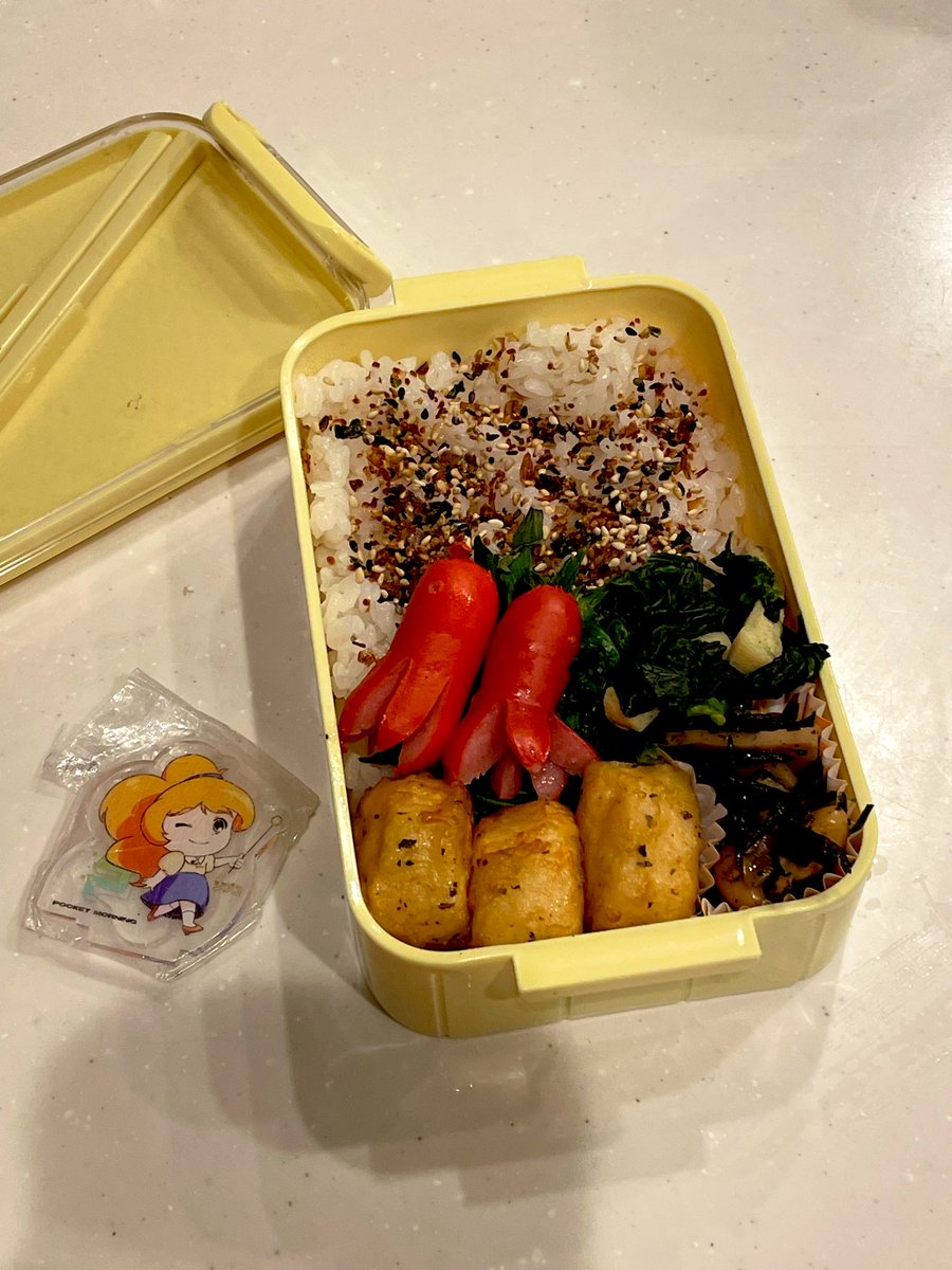 kenchan40s's tweet photo. 高校生の娘に200回目のお弁当を作りました🍱㊗️

久しぶりのお弁当づくり。
娘は高校1年生。で、なんか学校があったりなかったり。半分春休みみたいです。課題は山積みらしい。
今日は久しぶりの学校。しかも、来年度の新しいクラスにお試しでなるみたい。
僕たちが高校生のとき、そんなのあったっけ？？

土曜日にスシローに行ったら、#スンスン　のコラボ企画があったんだけど、もうすでに人気グッズは完売。
なんか、#ちいかわ　や　#カーヴィ　のときみたい。転売ヤーさんの仕業かな？半分諦めてたからまだ良いけど、小4の息子は淋しそうでした。

今日は、ナゲット弁当。ジプコを添えて。
いさ簡単なお弁当だけど、愛情はたっぷり入ってます。

今日もお弁当作りの方、一緒に頑張りましょう！そして、働く皆さん、子育てする保護者の方、インフルエンザやコロナ、風邪から立ち向かってる方、そして、何かに向かって努力する皆さん、今日１日乗り越えましょう！

#お弁当記録 
#お弁当日記 
#お弁当作り楽しもう部 
#ジプコ
#zipfm
#教師のバトン
#ダイエット仲間募集 
#ダイエット記録
#腹筋