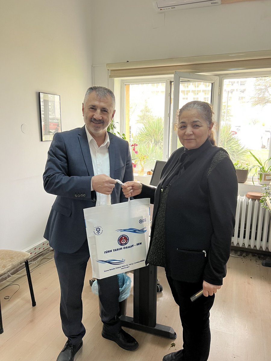 Ttos30's tweet photo. Türk Tarım Orman Sen 30 Nolu Şube Yönetimi olarak bugün hediyelerimizi dağıtmaya başladık.Hatırımızı sayıp üyelikleriyle bizlere güç katan mesai arkadaşlarımıza canı gönülden teşekkür ederiz.
Hatırları ve Varlıkları daim olsun. https://t.co/BfMSBkuPbP
