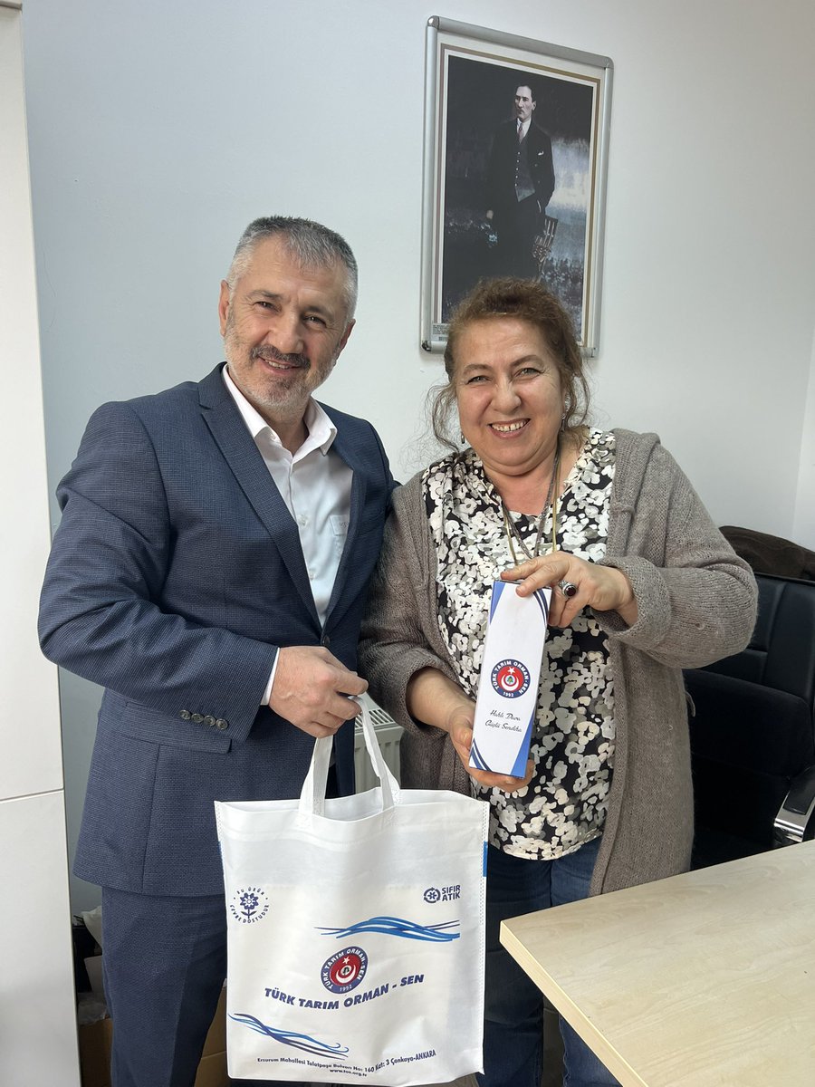 Ttos30's tweet photo. Türk Tarım Orman Sen 30 Nolu Şube Yönetimi olarak bugün hediyelerimizi dağıtmaya başladık.Hatırımızı sayıp üyelikleriyle bizlere güç katan mesai arkadaşlarımıza canı gönülden teşekkür ederiz.
Hatırları ve Varlıkları daim olsun. https://t.co/BfMSBkuPbP