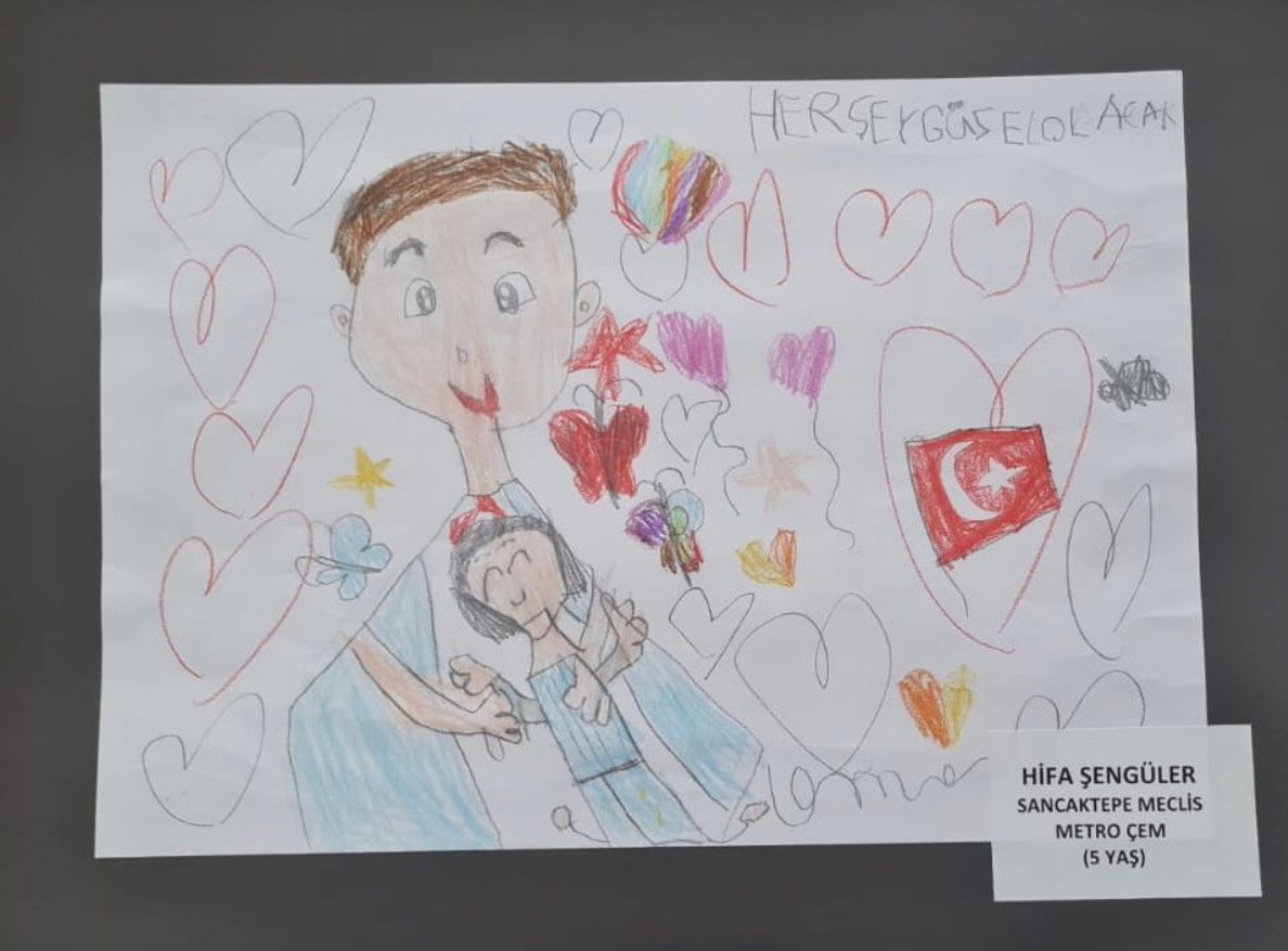 Bu resmi annesiyle birlikte öldürülen Hifa İkra Şengüler İBB yuvasında çizmiş. Her şey güzel olacak yazmış. Bu ülke 5 yaşındaki bir çocuğun kaybı üzerinde yükselecek yeniden. Yıllar geçer unutulmasın. Öfke, yas örgütlenmeye, dayanışmaya dönüşsün. Küçük bir kıza hayat borçluyuz.