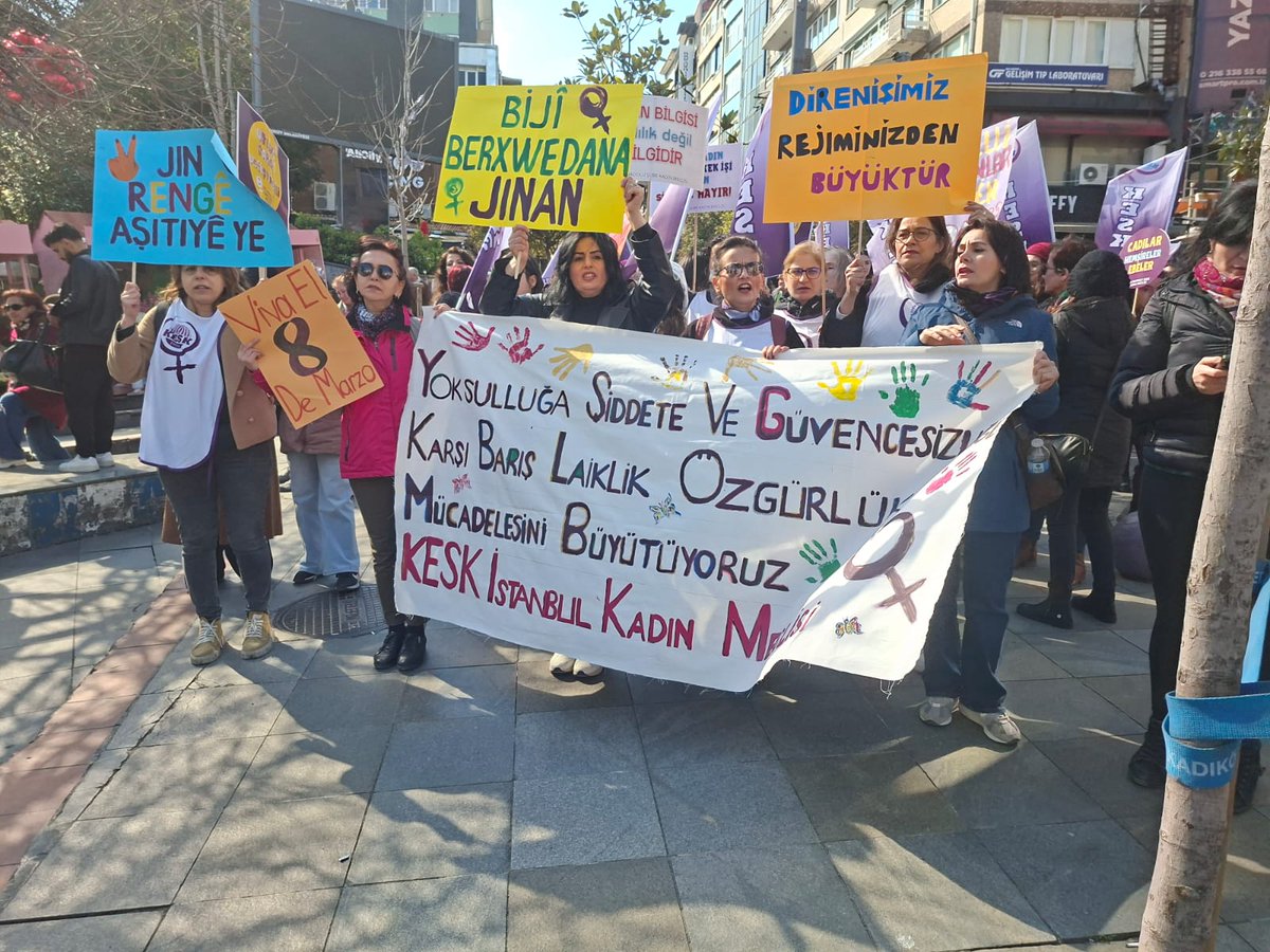 sesgenelmerkezi's tweet photo. #8Mart  Kadınların Uluslararası Birlik, Mücadele ve Dayanışma Günü’nde, 
YOKSULLUĞA, ŞİDDETE, GÜVENCESİZLİĞE KARŞI BARIŞ, LAİKLİK VE ÖZGÜRLÜK MÜCADELESİNİ BÜYÜTÜYORUZ!" Şiarıyla alanlardaydık.   
🚩Antalya
🚩Bolu
🚩İstanbul
🚩Manisa

 YAŞASIN KADINLARIN ÖRGÜTLÜ MÜCADELESİ!  KADIN, YAŞAM, ÖZGÜRLÜK !  JIN, JÎYAN; AZADÎ !