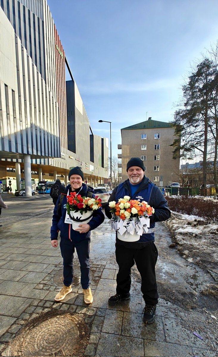 Nico_Makela's tweet photo. Hyvää naistenpäivää! 🌹
Käytiin @KasonenMika kanssa jakamassa 100 ruusua iltapäivällä Dixin edustalla ja ne loppuivat hetkessä 😊
Kiitos kaikille mukavista kohtaamisista ja hymyistä! ☀️
#naistenpäivä #ruusu #rose #womensday #vantaa https://t.co/lnI9uCmTNY