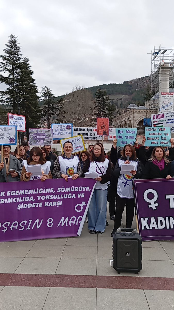 TOKAT_SES's tweet photo. 8 Mart Dünya Emekçi Kadınlar Günü dolayısıyla birleşeni olduğumuz Tokat Kadın Platformu olarak basın açıklamamızı gerçekleştirdik. Kadın emeğinin görünmez kılınmasına, eşitsizliğe ve şiddete karşı mücadelemizi büyütmeye devam edeceğiz. Yaşasın kadınların örgütlü mücadelesi! ✊🌹 https://t.co/xCabFa2j8p