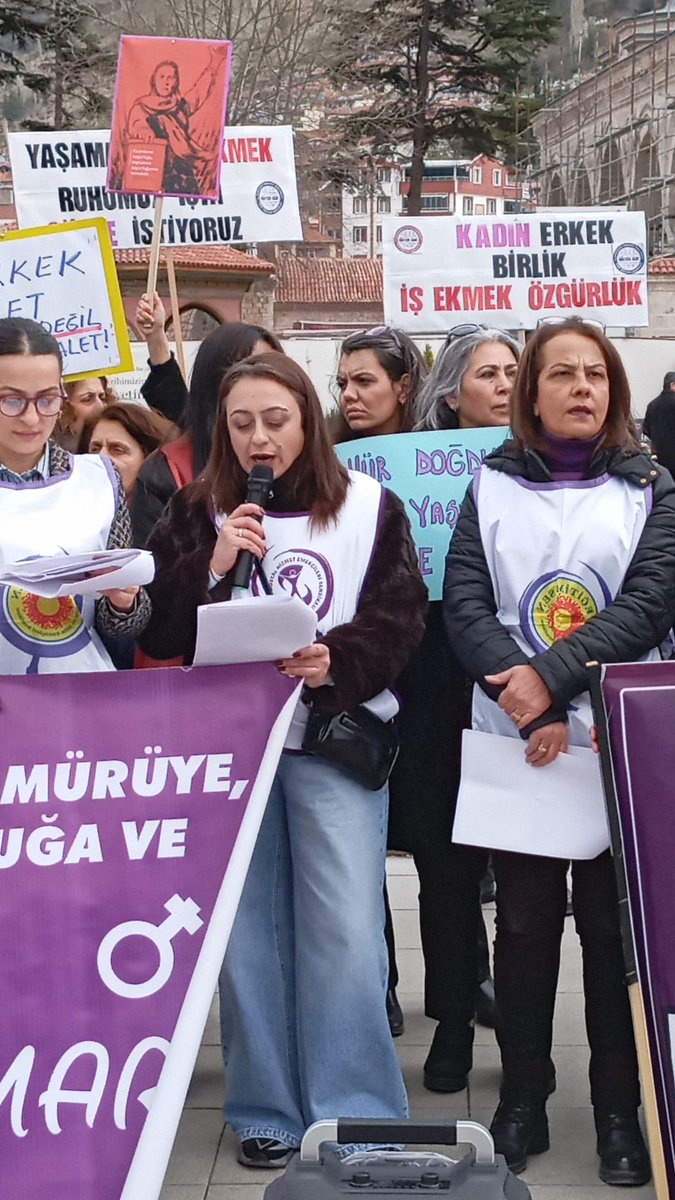 TOKAT_SES's tweet photo. 8 Mart Dünya Emekçi Kadınlar Günü dolayısıyla birleşeni olduğumuz Tokat Kadın Platformu olarak basın açıklamamızı gerçekleştirdik. Kadın emeğinin görünmez kılınmasına, eşitsizliğe ve şiddete karşı mücadelemizi büyütmeye devam edeceğiz. Yaşasın kadınların örgütlü mücadelesi! ✊🌹 https://t.co/xCabFa2j8p