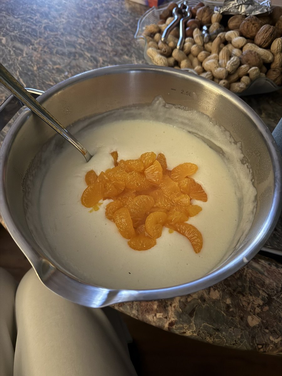 Ganzer Topf mit selbst gemachten Grießbrei. Mutti ist halt immer die Beste. 😍❤️