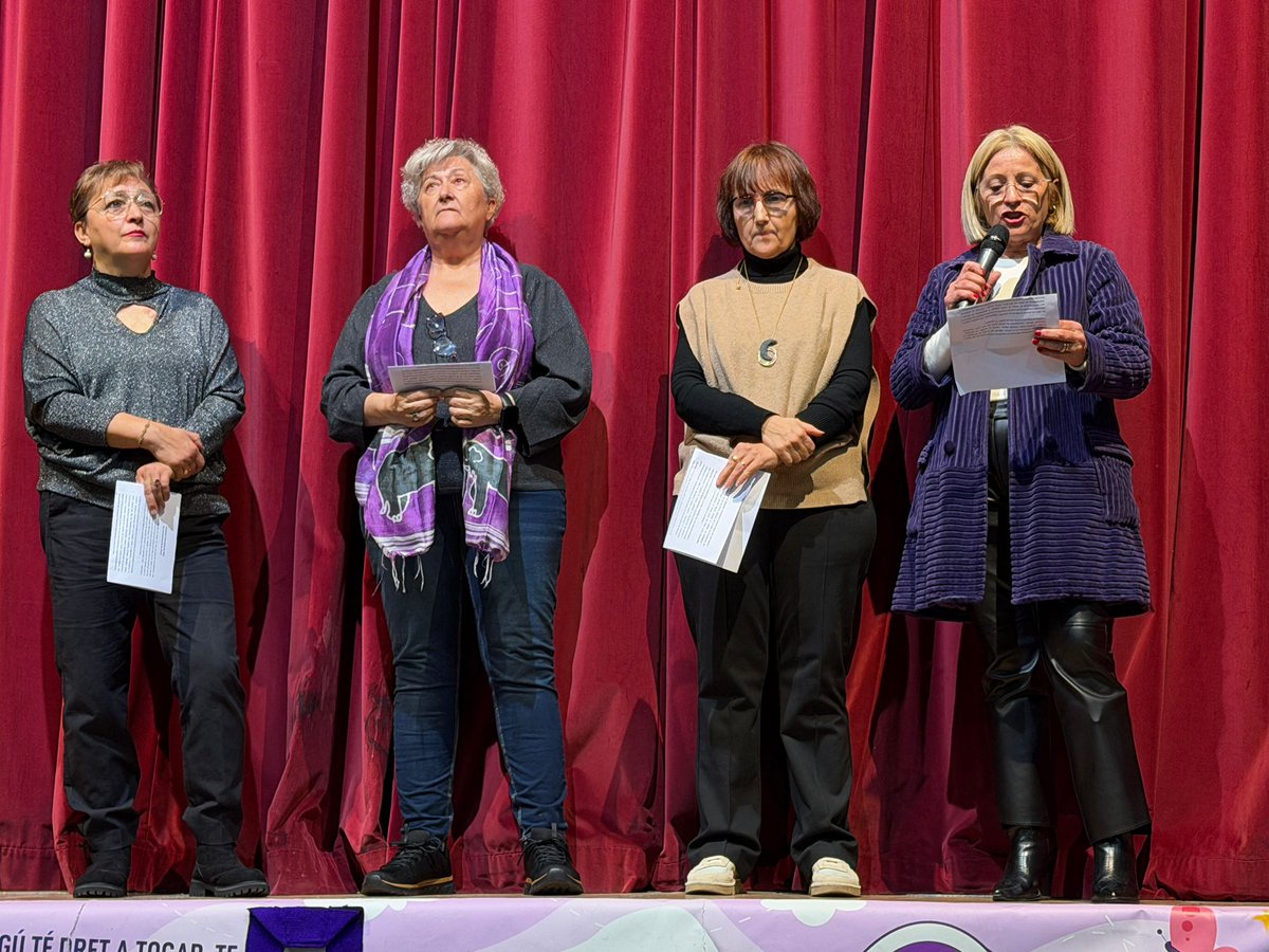 ERC_Borges's tweet photo. Ahir vam gaudir, en el marc del #8M, de l’obra de teatre ‘Silenci. Cas tancat’, interpretada pel grup de teatre Rellotge de Sorra Garriguenc 🎭 

👉🏻 La regidora Montse Casals, acompanyada l'Agrupació de Comerciants i de l’Associació La Rossada, va llegir el manifest feminista 💜 https://t.co/WBHwPFErkD