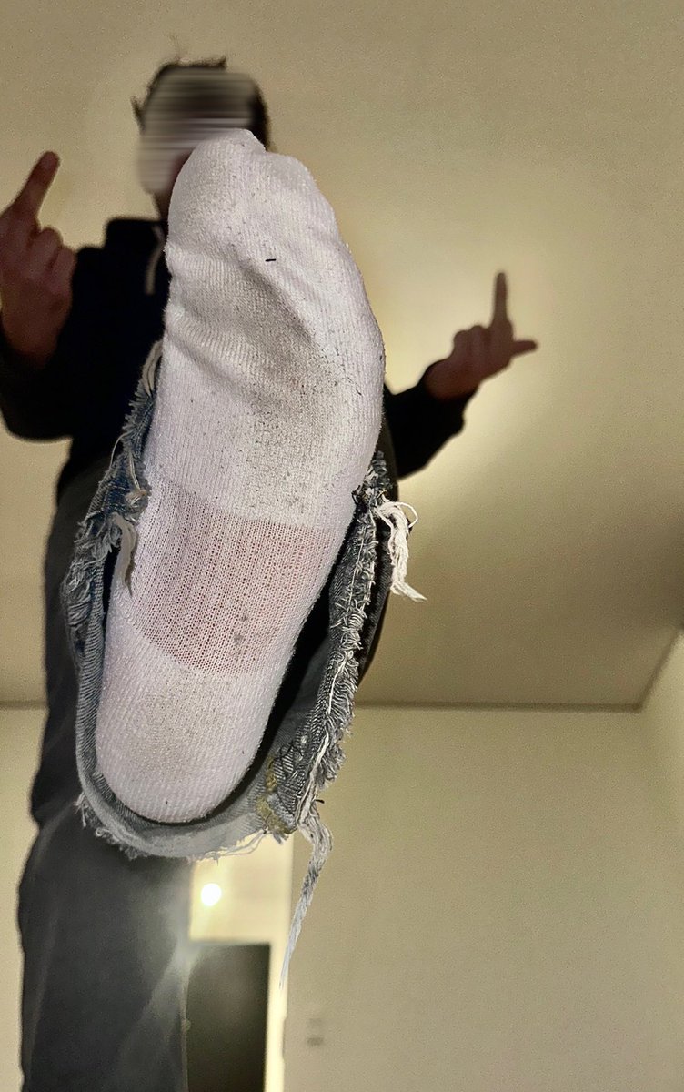 masterHamza18's tweet photo. Ihr schwulen Melkkühe habt nur eine Aufgabe im Leben 

1. Hinknien 🧎‍♂️
2. Meine Käsefüße lecken 👅 
3. Abdrücken 💰
4. Deinem Alpha aus den Augen gehen

Sei eine brave cashfag 

#findom #findomgermany #socks #paypig #cashmaster #master #zahlschwein #drain #feetworshi̇p #geldherr https://t.co/h8Nax2zJzN