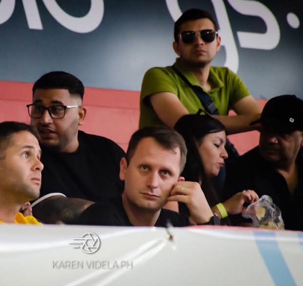 Mientras Bassi dijo que el arbitraje argentino está dentro de los tres mejores del Mundo, delante de la dirigencia del Interior del Fútbol, Rekers aplaudía sentado en el Microestadio de La Gloria. Si, Fernando Rekers... leyeron bien.