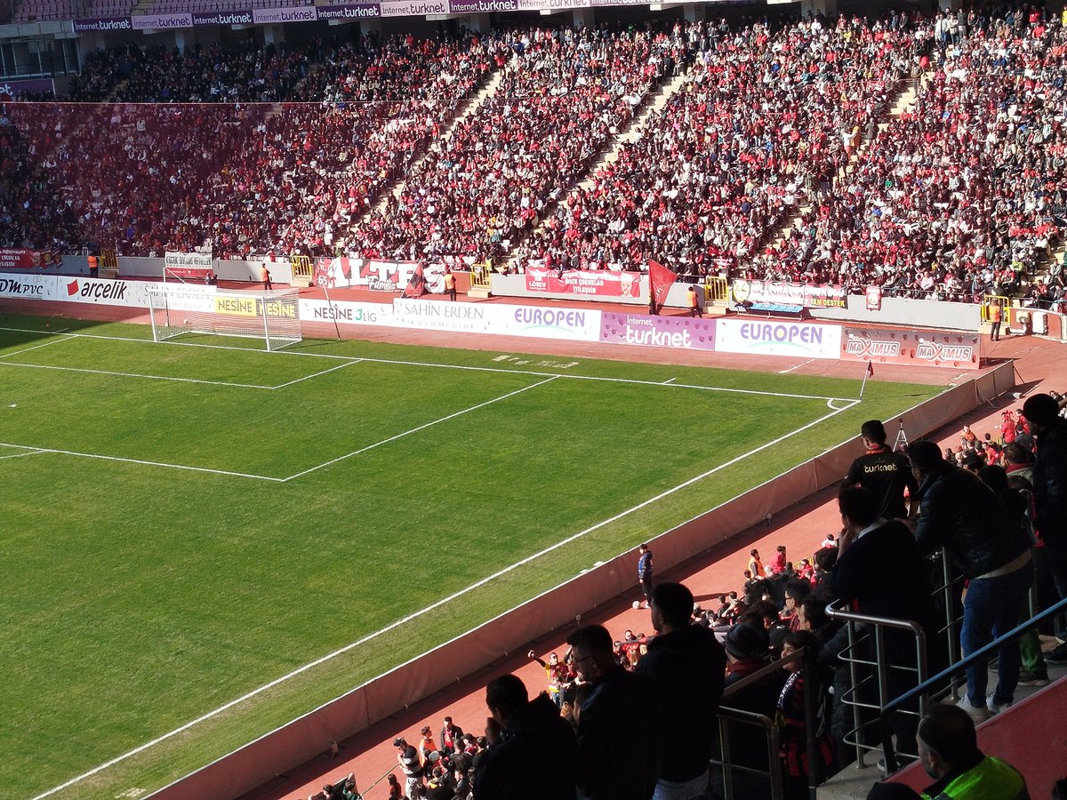 Şu tribünü dolu görmek harika bir duygu, bedava olmasa bile 5-10 lira gibi sembolik bir rakamla her hafta doldurmak süper olur.