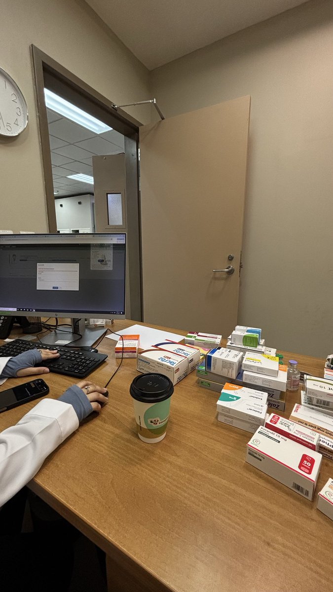 DrVanillla's tweet photo. l lied
I love pharmacy
I love the pressure
I love living off caffeine
I love the perfection
I love having no time for my problems
I love the aura https://t.co/R007pyq7Ko