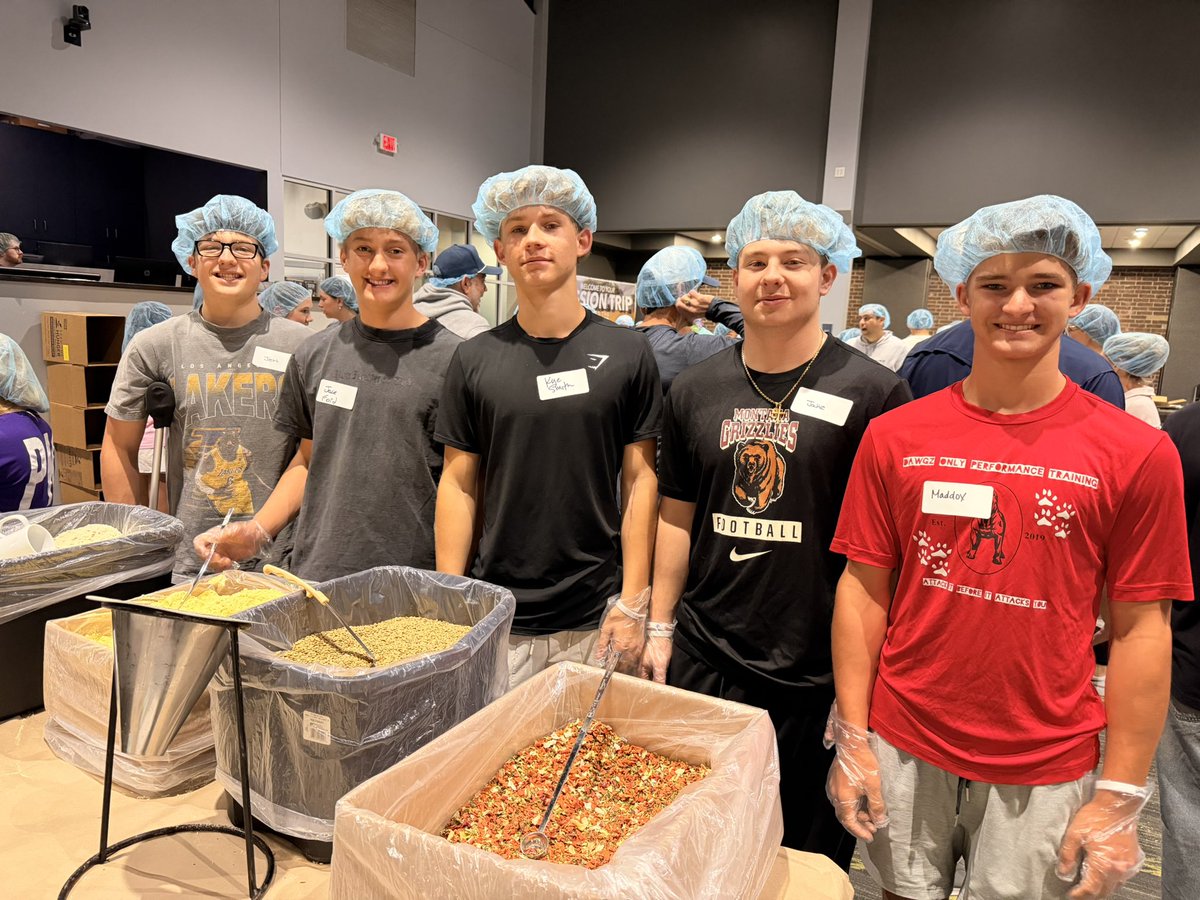 WIN_107's tweet photo. Love serving the community!! #STANGCOMP107 @HunterGross_19 @coachrsmith12 https://t.co/ZSJZFJ8NyX