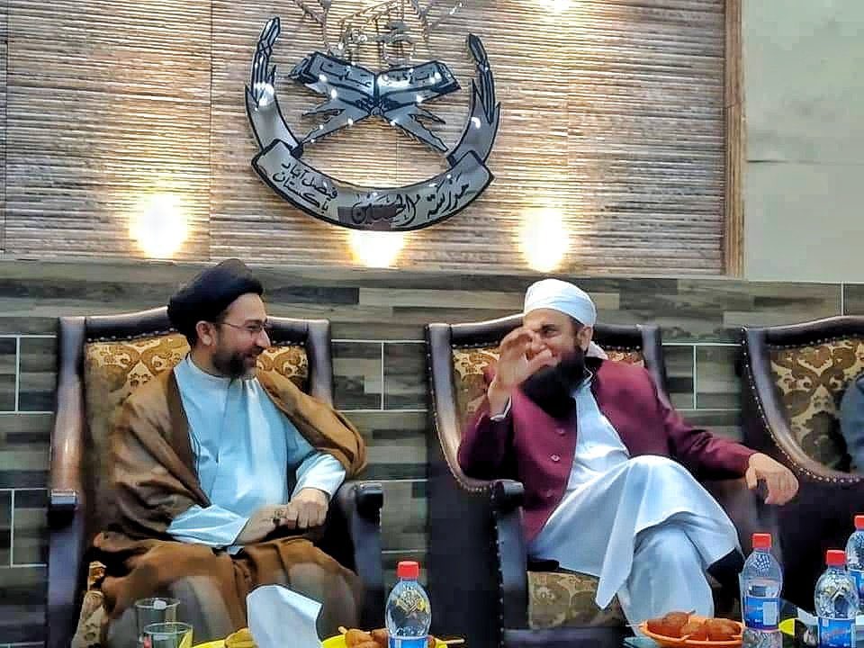 Waqarkhan's tweet photo. نہ شیعہ کی زنجیر، نہ دیوبند کی دیوار، نہ وہابیت کا حصار
ہم کسی مسلک کے نہیں ہم حق کے ماننے والے ہیں
ایک طارق جمیل لاکھوں جواد نقویوں سے بہتر
کروڑوں طاہر اشرفی بھی ایک شہنشاہ نقوی کے غبار قدم کے برابر بھی نہیں
سینکڑوں فضل الرحمان سے ایک ثاقب رضا مصطفائی بھاری
کروڑوں اویس قادری ڈاکٹر اسرار کے پاؤں کی خاک کے برابر بھی نہیں
سارے وہابی بریلوی شیعہ دیوبند کے گندے مولوی ایک طرف اور حرامزدگی میں مرزا جہلمی اکیلا بھاری