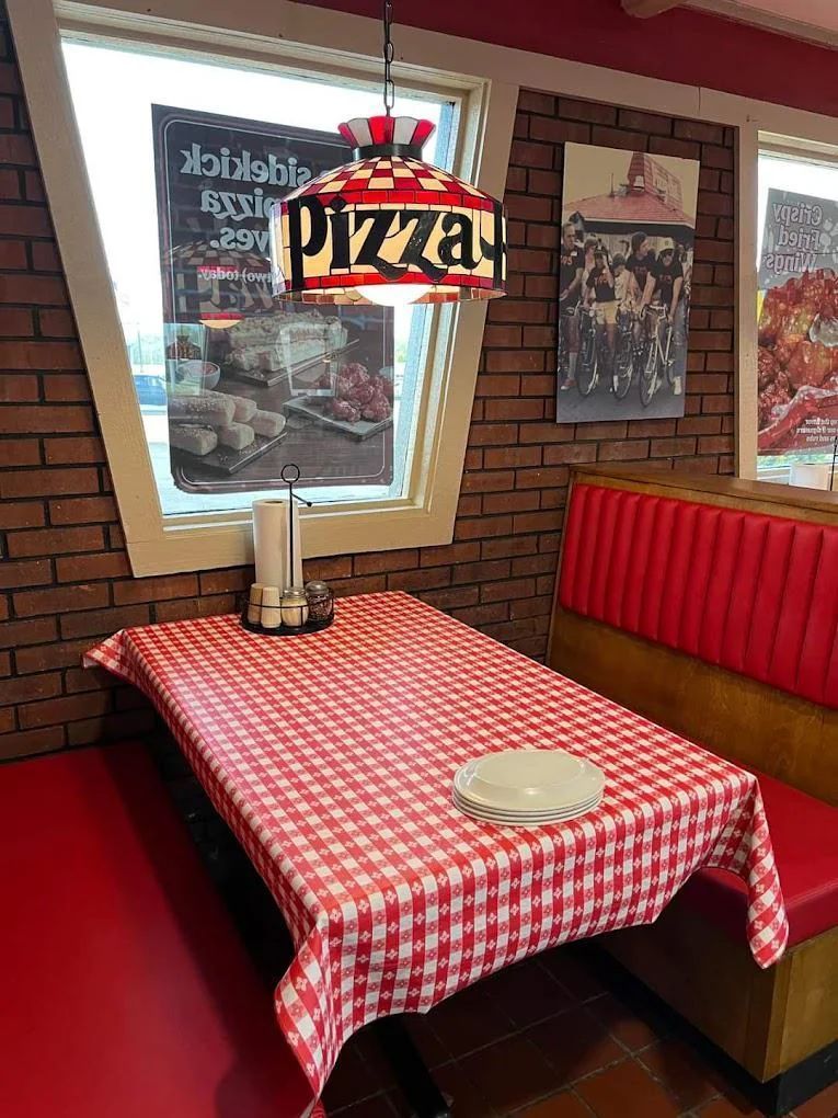 fasc1nate's tweet photo. Pizza Hut back in the 1990s.

The coolest old school photos: https://t.co/Pgcn2bknZu https://t.co/TUCJxepcgM