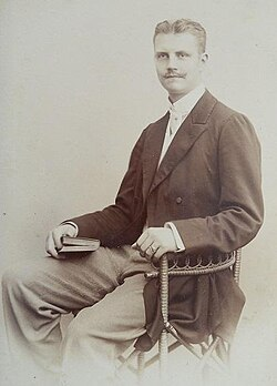 La ley de hierro de la oligarquía, formulada en 1911 por el sociólogo germano-italiano Robert Michels, sostiene que «toda organización, incluso la más democrática, termina siendo controlada por una minoría». 

Michels llegó a esta conclusión estudiando partidos socialistas