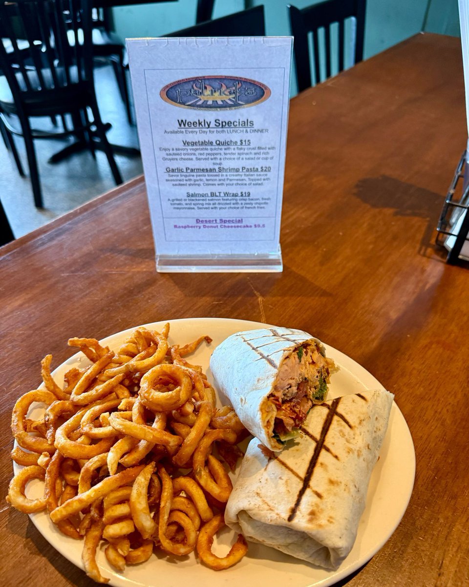 Salmon BLT Wrap $19
A grilled or blackened salmon featuring crisp bacon, fresh tomato, and spring mix all drizzled with a zesty chipotle mayonnaise. Served with your choice of french fries.