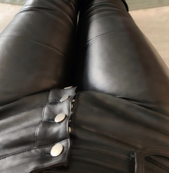 I know u wanna crawl to me and kiss my bulge. 
If u worship properly 💰 and obey ur Master without hesitation, u may bury ur face in ur Masters bulge scent. 😈

#findom #cashmaster #leathermaster #drains #humanatm