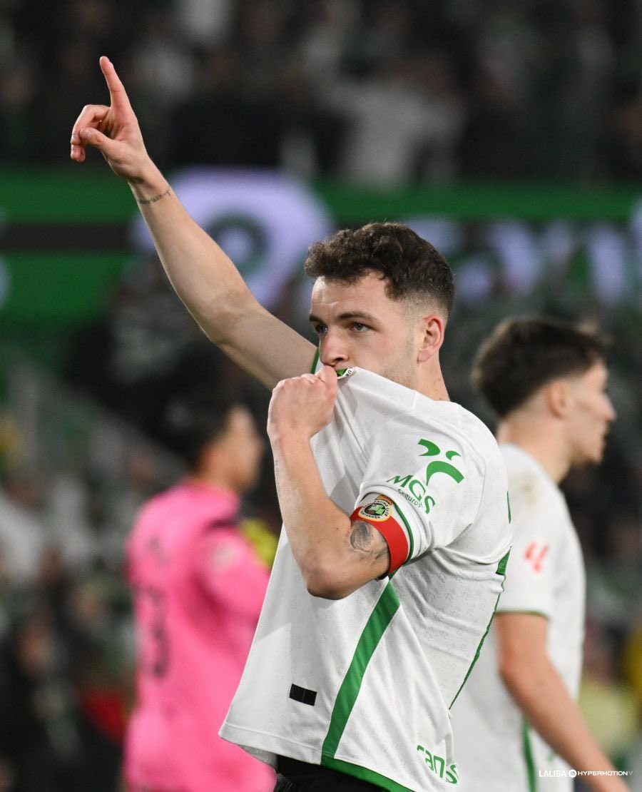pablovt14's tweet photo. - Vino cuando éramos un recién ascendido.
- Rechazó ofertas que le pagaban más.
- Cada año va a mejor.
- No es canterano pero como si lo fuese.
Va camino, si no lo es, de ser una leyenda del club. https://t.co/3lvbf5FqBf