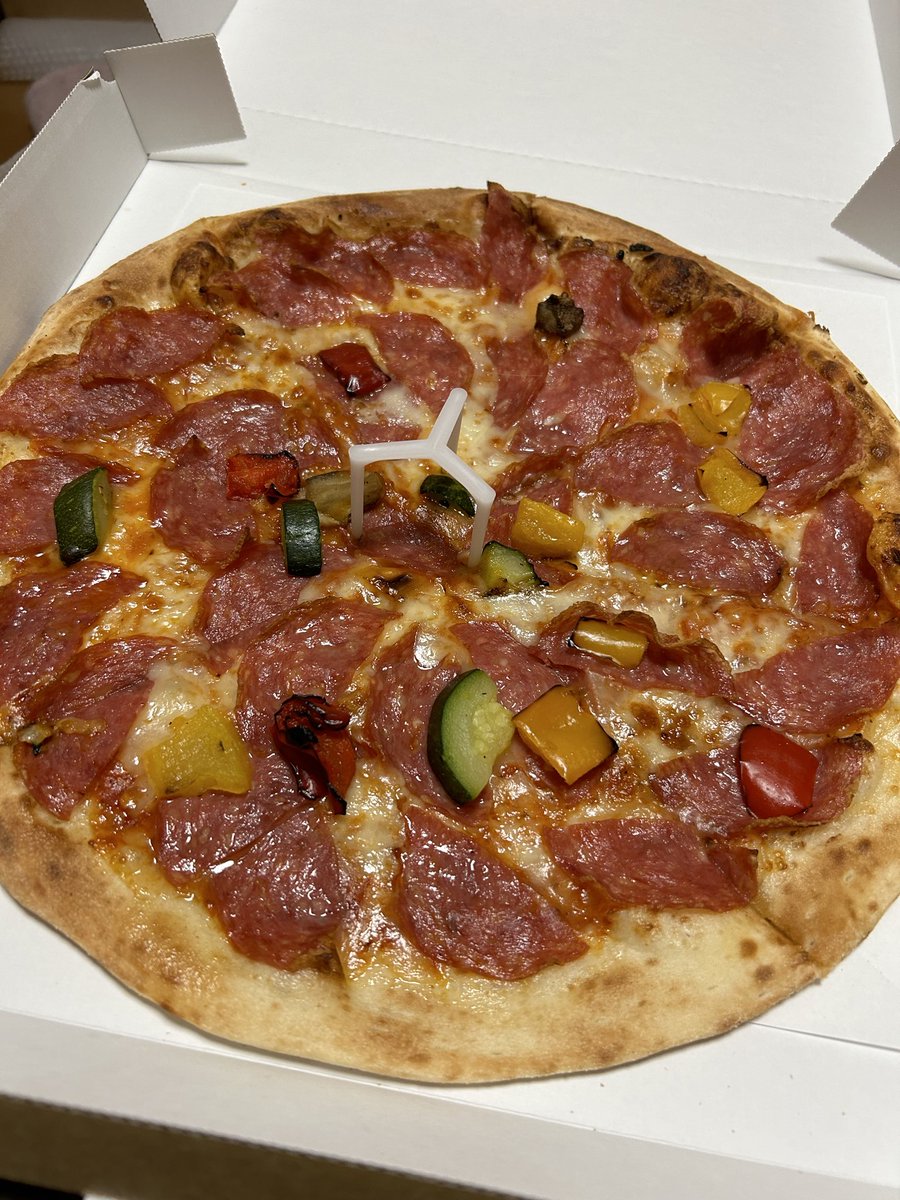 StvYuta's tweet photo. 岩手県のナポリの釜に
電話で『ヒカルのピザ下さい』って
言っても伝わらなかった。
テイクアウトで店員に聞いたけど
私よく分からないんですけど
って言われた

耳までサラミがビッシリの
コンセプトなのに
耳はある

田舎の店舗には
ヒカルの想いが届いてないようだ
@kinnpatuhikaru 
@napolinokama https://t.co/rui9tmOLZl