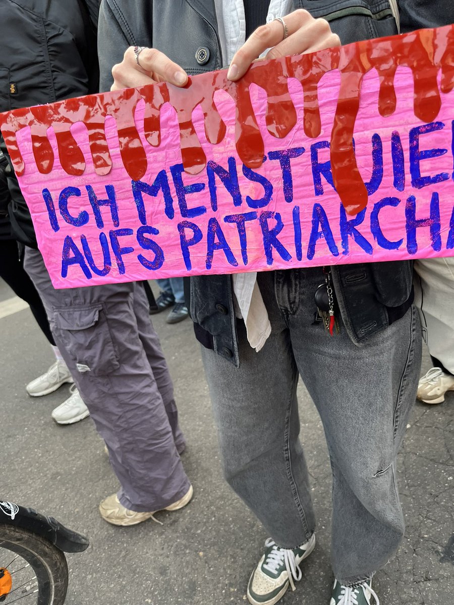 OmasGgRechtsLE's tweet photo. #8März! ✊
Schülerinnen sind die Zukunft. Wir gendern uns selbst – laut, bunt, unüberhörbar. Und unser Kampf? Ist nicht vorbei.
#le0803 #FeministischerKampftag #LAUTgegenRechts #AlleZusammenGegenDenFaschismus
(AI) https://t.co/mIo7KCA6yh