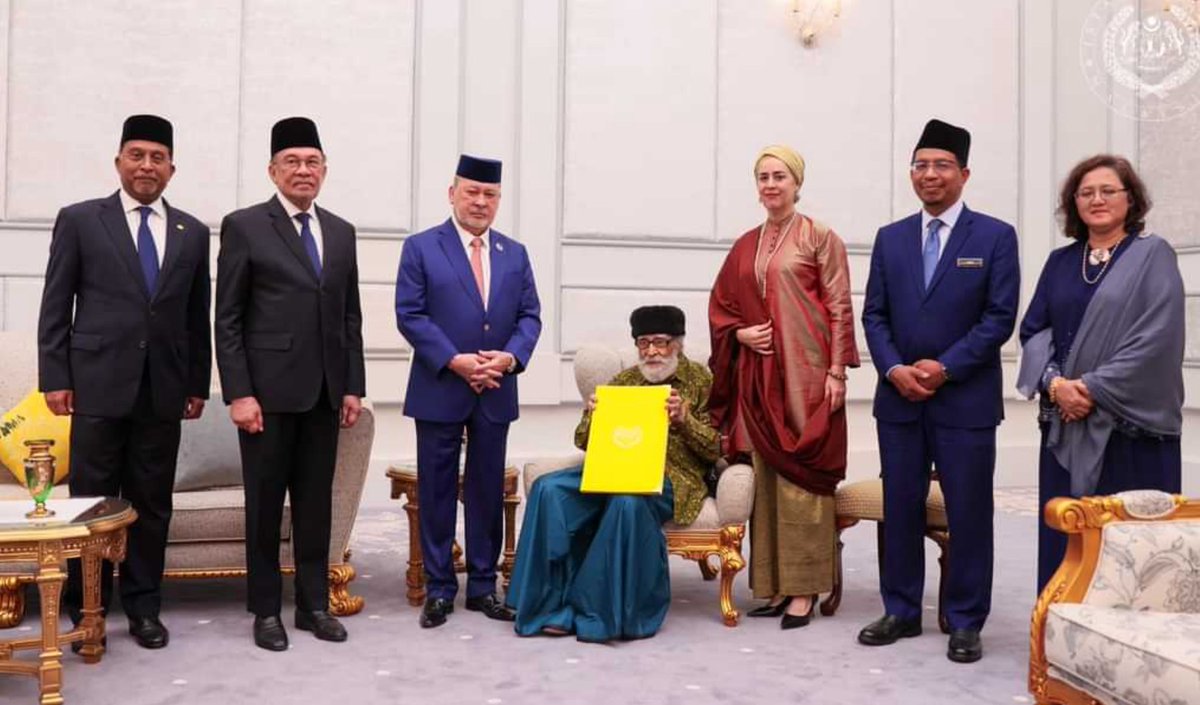 TalhaGulbargavi's tweet photo. Royal Professor (Profesor Diraja) after Ungku Abdul Aziz.
In recognition of his intellectual contributions, he received numerous honours. He became the second Malaysian to be awarded the prestigious title of Royal Professor (Profesor Diraja) after #Ustadh Ungku Abdul Aziz. He also held visiting professorships abroad and was appointed to distinguished academic chairs, including the Abu Hamid al-Ghazali Chair of Islamic Thought.