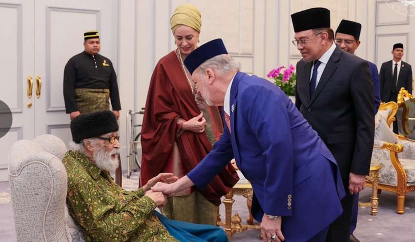 TalhaGulbargavi's tweet photo. Royal Professor (Profesor Diraja) after Ungku Abdul Aziz.
In recognition of his intellectual contributions, he received numerous honours. He became the second Malaysian to be awarded the prestigious title of Royal Professor (Profesor Diraja) after #Ustadh Ungku Abdul Aziz. He also held visiting professorships abroad and was appointed to distinguished academic chairs, including the Abu Hamid al-Ghazali Chair of Islamic Thought.