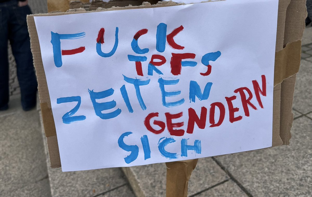 OmasGgRechtsLE's tweet photo. #le0803 #FeministischerKampftag #LAUTgegenRechts #AlleZusammenGegenDenFaschismus https://t.co/cmJ9KgA4Nv
