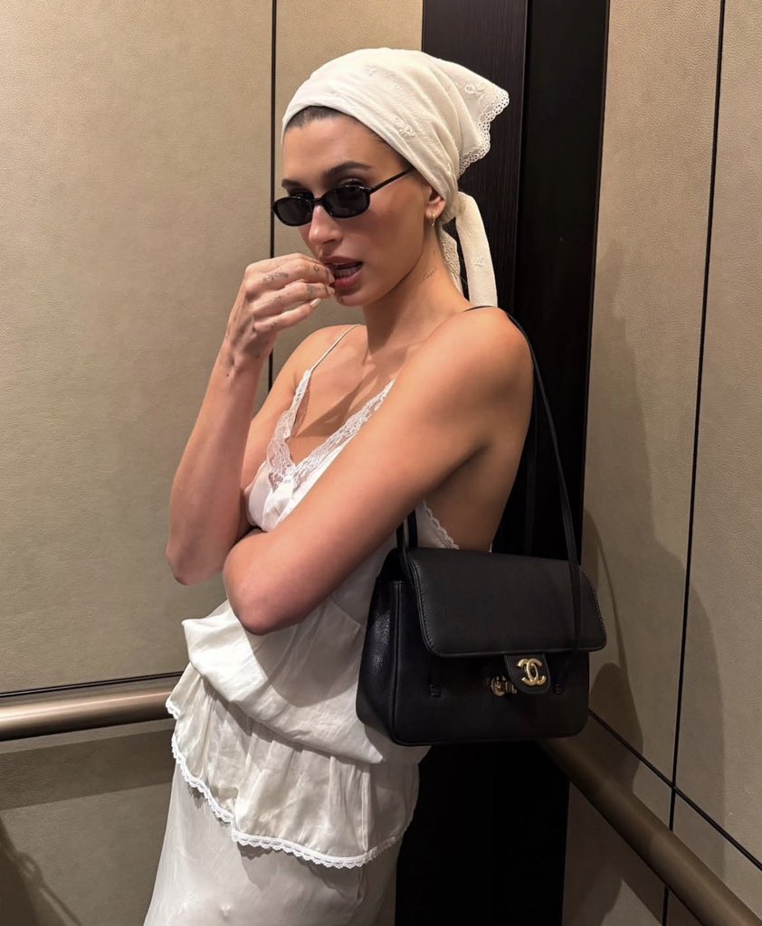 yukonsbieb's tweet photo. i love hailey's chanel handbag collection! https://t.co/TE8kJ9vkJp