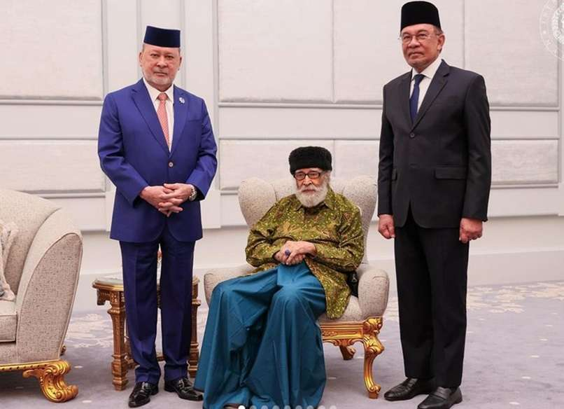 TalhaGulbargavi's tweet photo. Royal Professor (Profesor Diraja) after Ungku Abdul Aziz.
In recognition of his intellectual contributions, he received numerous honours. He became the second Malaysian to be awarded the prestigious title of Royal Professor (Profesor Diraja) after #Ustadh Ungku Abdul Aziz. He also held visiting professorships abroad and was appointed to distinguished academic chairs, including the Abu Hamid al-Ghazali Chair of Islamic Thought.