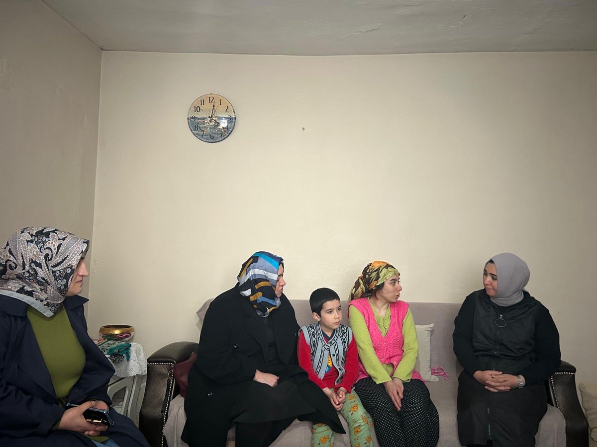 Sultangazi’de yine sokaktayız…
Samimi sohbetler, içten gülüşler ve güçlü kadınlar.
Mahalle mahalle gönül köprüleri kurmaya devam ediyoruz. 🤍
#BirOlmakRuhumuzdaVar