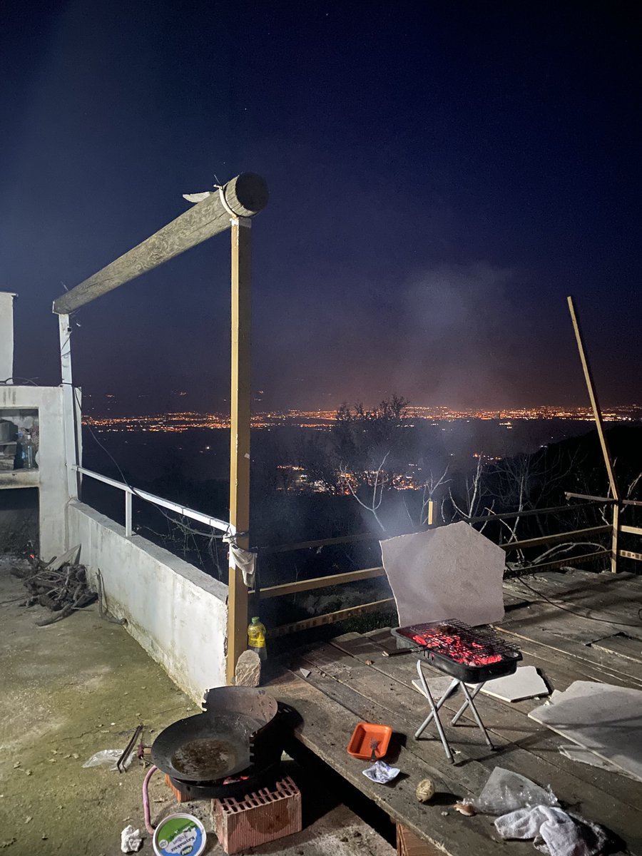 Yıl olmuş 2050 bi erkek bir de dünyalar güzeli kız cocuğu hanım salata yapıyor sen mangalı yakmışsın belinde CZ75  serin bi yaz akşamı.