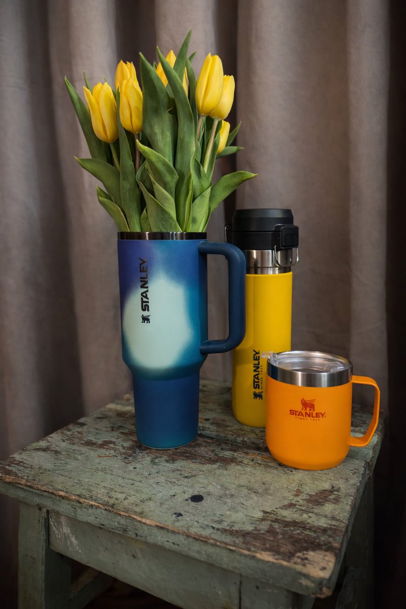 Лалета в Stanley.
Като нямаш ваза, импровизираш. А можеше и по-зле да е в графата с вино.