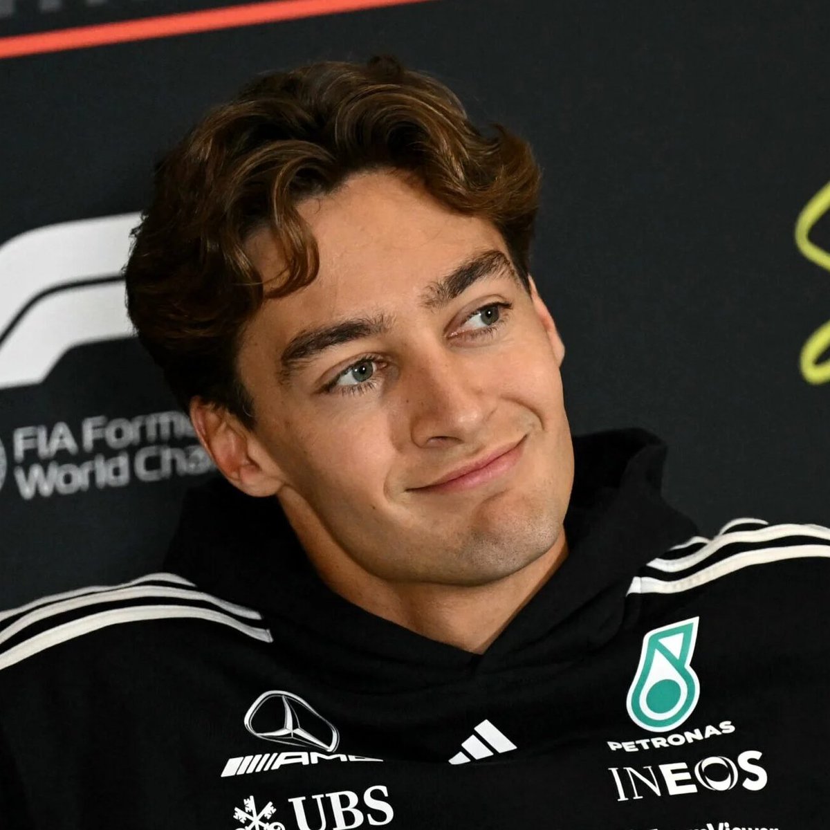 blog_formula1's tweet photo. 🚨 RUSSELL SOBRE CRÍTICAS DE NORRIS: "SE ELE ESTIVESSE GANHANDO, NÃO DIRIA A MESMA COISA" 🚨

Ao ser perguntando sobre as críticas de Lando Norris ao novo regulamento, George Russell respondeu:

"Se ele estivesse ganhando, eu não acho que ele estaria falando a mesma coisa. Não estávamos satisfeitos com a rigidez dos carros e com o porpoising no ano passado. Todos estavam com dores nas costas e os pilotos reclamavam disso, enquanto os pilotos da McLaren diziam que não tinham porpoising, embora tivéssemos observado o carro deles e eles tinham sim.

Então, cada um está sempre olhando para si mesmo e somos todos egoístas nesse aspecto. A verdade é que, no ano passado, tínhamos o mesmo motor que eles e a McLaren fez um trabalho melhor do que nós e nos venceu.

Agora a McLaren tem o mesmo motor que nós, o mesmo que a Williams e o mesmo que a Alpine, e até agora temos feito um trabalho melhor do que eles. É assim que o jogo funciona"