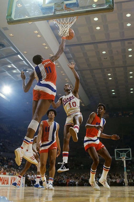 VanderlansJim's tweet image. March 8, 1973 - Elvin Hayes, Wes Unseld, and Kevin Porter of the #Baltimore Bullets, and Nate Archibald of the Kansas City-Omaha #Kings, in action during their game at the Omaha Civic Auditorium. The Kings defeated the Bullets 105-93.
#NBA #OTD #lightthebeam
