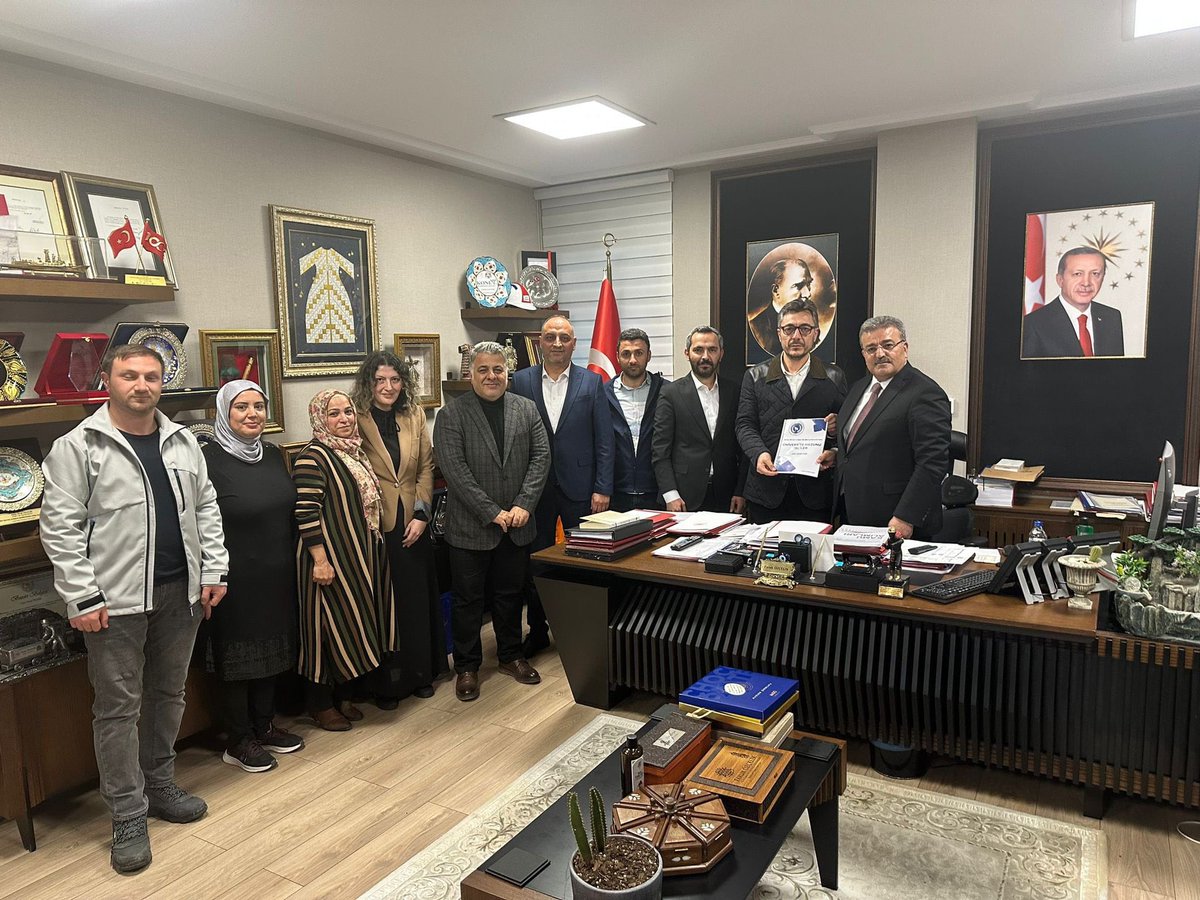 Sayın Bakan Yardımcımız <a href="/farukozcelikgsb/">Faruk Özçelik</a>, kamuda görev yapan üniversite mezunu işçiler olarak yıllardır statü sorunu yaşıyoruz. Üniversite mezunu olmamıza rağmen işçi kadrosunda çalışmaya devam ediyoruz.

Kamuda çalışan üniversiteli işçiler ne zaman memur statüsüne kavuşacak? Bu