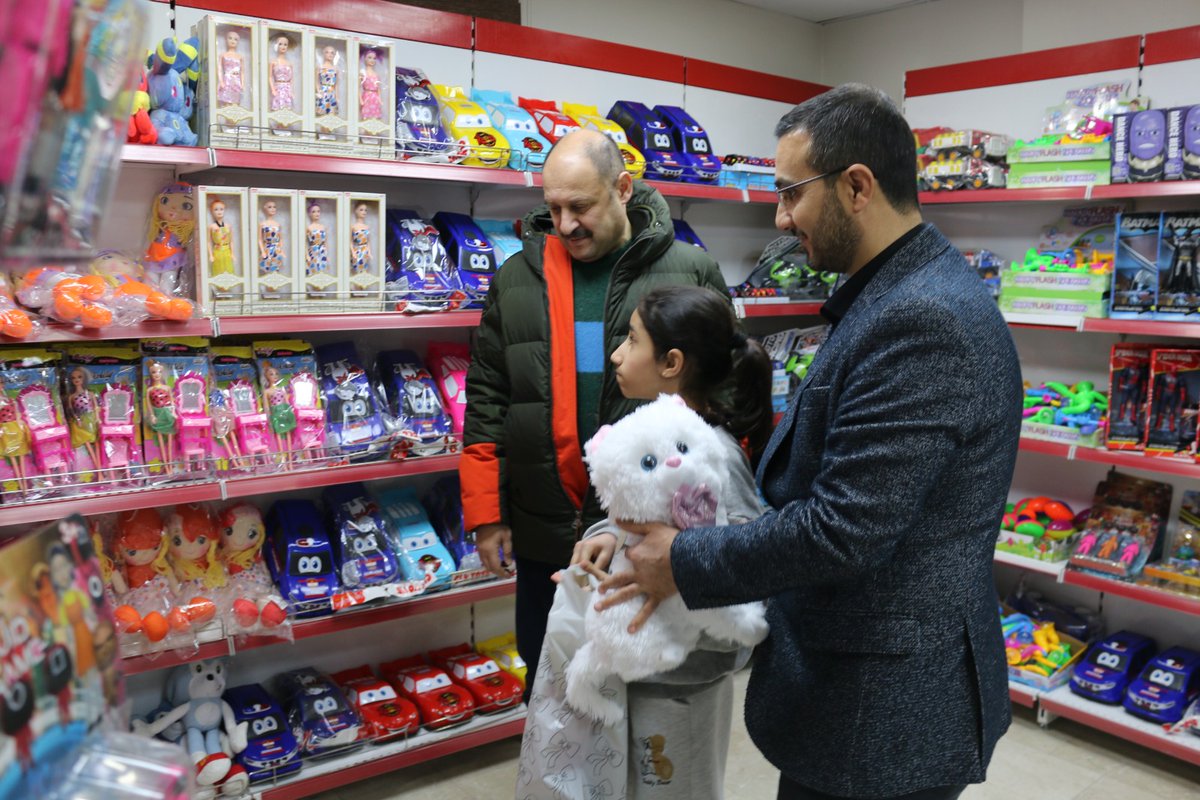 AYISIGIM6363's tweet photo. Şanlıurfa Büyükşehir Belediye başkanımız sayın Mehmet Kasım Gülpınar giyim programını derneğimizi ziyaret ederek yerinde inceledi. https://t.co/KeuwW93tgU