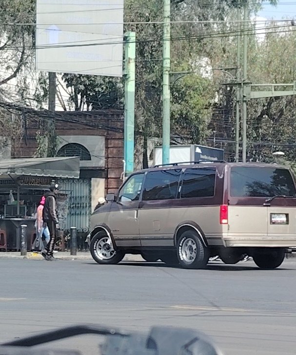 mgao71's tweet photo. @OVIALCDMX este tipo cobra por dejar pasar sobre Eje Central, está en la esquina con Chimalpopoca https://t.co/6V8IULZovv