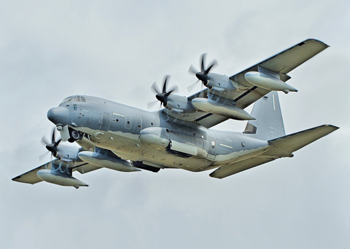 l6f_xc's tweet image. الطائرة هي Lockheed MC‑130 (نسخة خاصة من C‑130)

•✈️ طائرة نقل عسكرية معدلة للعمليات الخاصة.

•تُرمى القنبلة من الباب الخلفي للطائرة.

•يتم سحب القنبلة بمظلة صغيرة ثم تنفصل وتسقط نحو الهدف.

•استُخدمت لإسقاط قنبلة MOAB أكبر قنبلة غير نووية عند أمريكا.