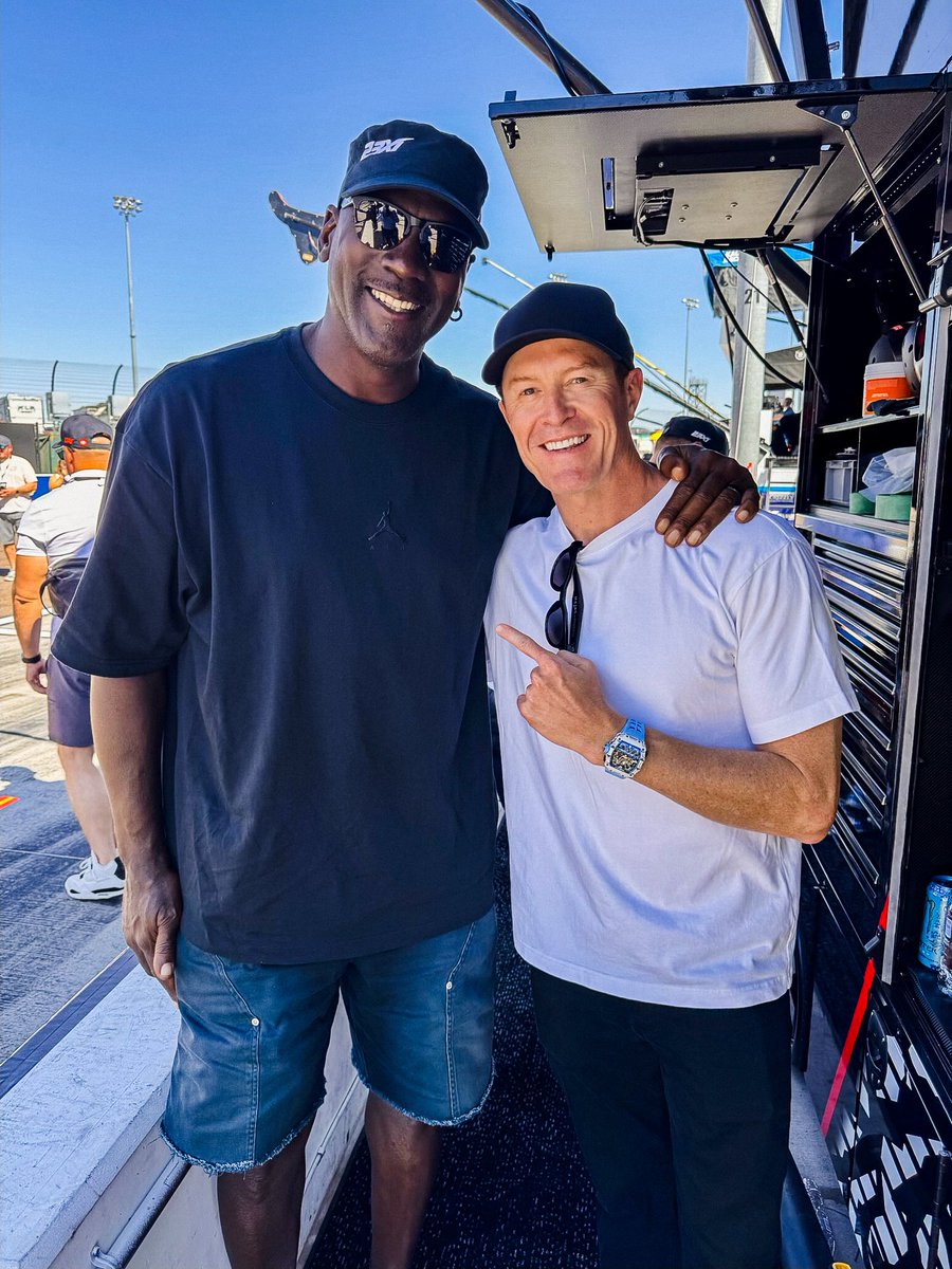CGRTeams's tweet photo. 2 GOATs. 12 rings. 😮‍💨 @Jumpman23 x @scottdixon9 https://t.co/iTHHkuIU8q