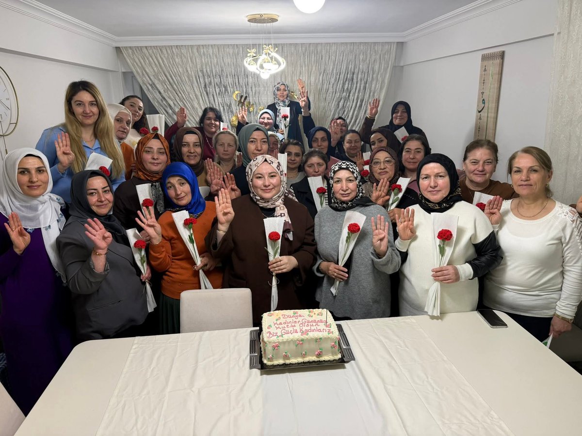 akkadingiresun's tweet photo. 📍Ramazanın 18. gününde;İl kadın kolları yönetim kurulu üyelerimizin kadınlar gününü el yapımı karanfillerle kutladık ve kalabalık iftarımızı açtık. 
Rabbim birlik beraberliğimizi daim eylesin. Her zaman vatandaşlarımızın yanındayız. 🌙🤲 https://t.co/pbwtAUbNU0
