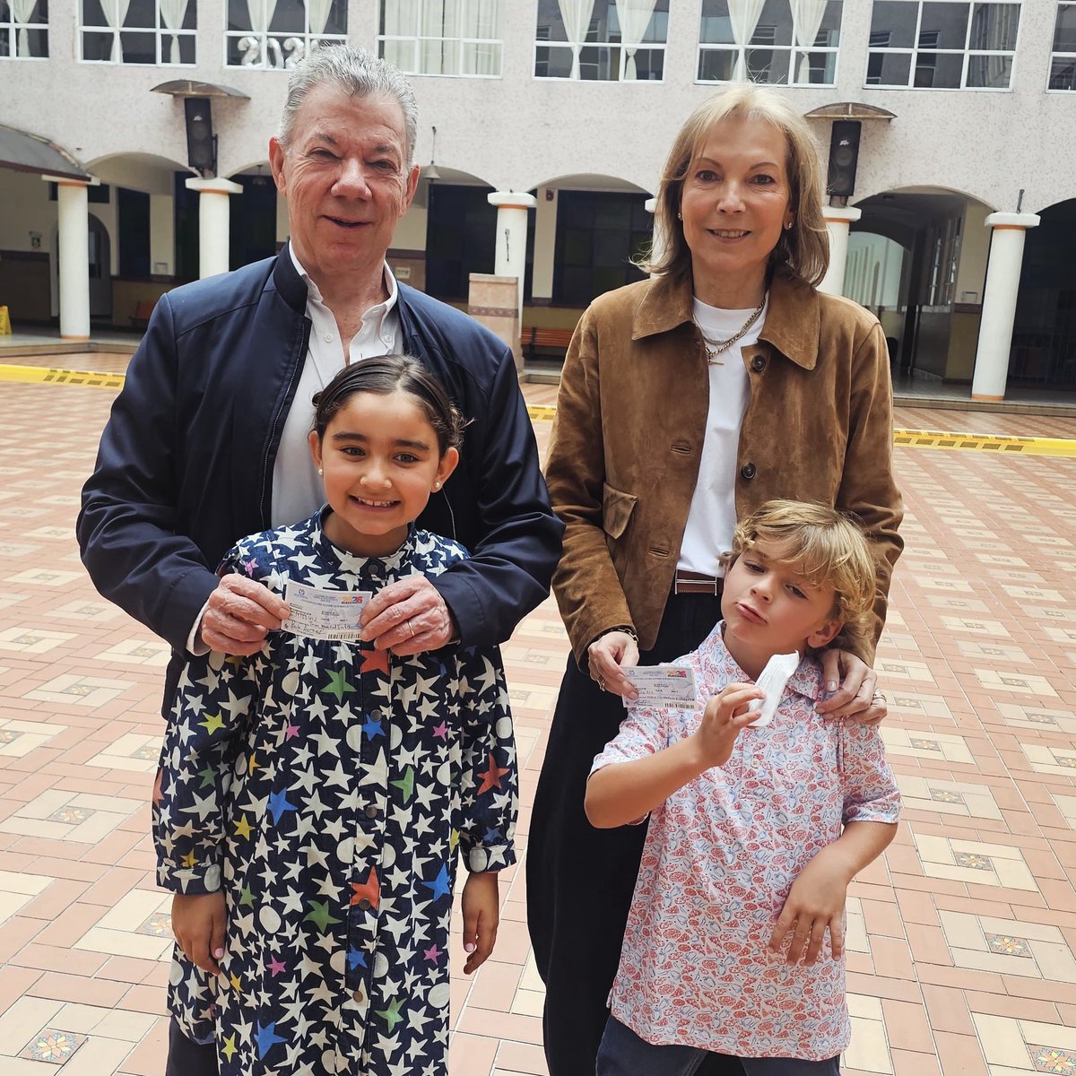 JuanManSantos's tweet photo. Hoy algunos celebrarán y otros quedarán con tusa. Pero, pase lo que pase, el país gana. Cada vez que salimos a votar, Colombia gana. Gana la democracia. Gana la libertad de elegir.
Que nuestros hijos y nuestros nietos nos vean participando, ejerciendo ese derecho con responsabilidad. Ese es quizá el mejor ejemplo que podemos darles.